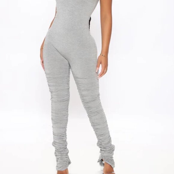 Jumpsuit Zipper Leg Detail Spaghetti Strap Scoop Neck Ruched Legging
New - Picture 3 of 5